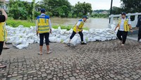 Kementerian PU terus berkoordinasi dengan BPBD Kota Bekasi serta survey ke lokasi terdampak bencana untuk membantu langkah-langkah tanggap darurat guna mengurangi dampak bencana dan memastikan keselamatan masyarakat. Selain memobilisasi perahu karet, Tim BPPW Jawa Barat juga telah mendirikan tenda darurat di lokasi pengungsian daerah Kemang Pratama.