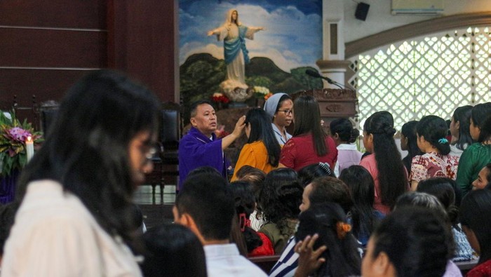 Umat Katolik mengikuti Misa Rabu Abu di Gereja Katolik Kristus Raja Surabaya, Jawa Timur, Rabu (5/3/2025). Misa Rabu Abu tersebut menandai masa prapaskah umat Katolik sebelum berpuasa dan berpantang selama 40 hari sebagai tanda pertobatan menjelang Hari Paskah. ANTARA FOTO/Didik Suhartono/nym.