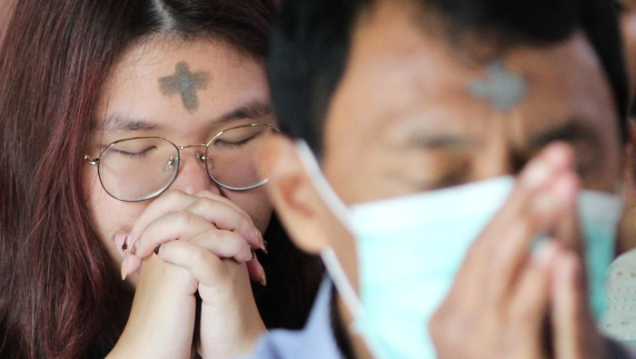 Umat Katolik mengikuti Misa Rabu Abu di Gereja Katolik Kristus Raja Surabaya, Jawa Timur, Rabu (5/3/2025). Misa Rabu Abu tersebut menandai masa prapaskah umat Katolik sebelum berpuasa dan berpantang selama 40 hari sebagai tanda pertobatan menjelang Hari Paskah. ANTARA FOTO/Didik Suhartono/nym.
