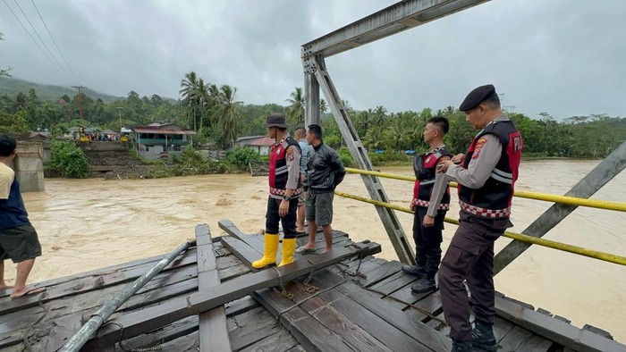 Kondisi jembatan yang ambruk di Nias Barat. (Dok. Polres Nias)