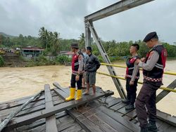 Sungai di Nias Barat Meluap, Jembatan Ambruk-Rumah Warga Terendam