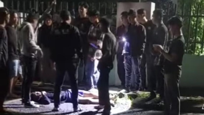 Korban perang sarung di Prabumulih terkapar di jalan.