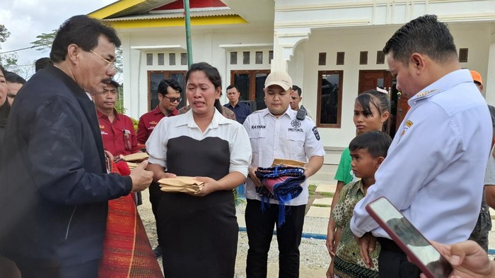 Korban saat menerima santunan atas kematian anak dan suaminya. (Raja Adil Siregar/detikSumut)