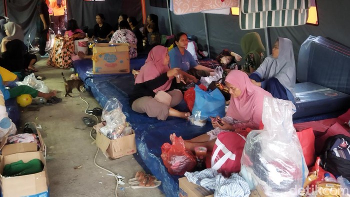 Korban terdampak banjir di Perum Pondok Gede Permai (PGP) melakukan buka puasa bersama dalam tenda pengungsian yang berada di halaman BNPB Jatiasih, Kota Bekasi.