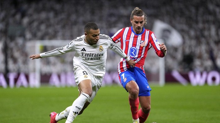 MADRID, SPAIN - MARCH 04: Antoine Griezmann of Atletico de Madrid competes for the ball with Kylian Mbappe of Real Madrid  during the UEFA Champions League 2024/25 UEFA Champions League 2024/25 Round of 16 first leg match between Real Madrid C.F. and Atletico de Madrid at  on March 04, 2025 in Madrid, Spain. (Photo by Image Photo Agency/Getty Images)