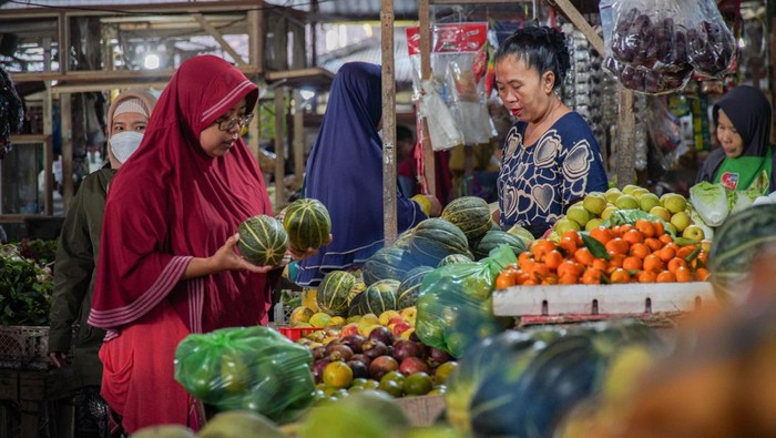 Laris Manis Penjualan Buah-buahan Saat Ramadan Warga memilih buah blewah untuk dibeli di Pasar Baru Lumajang, Lumajang, Jawa Timur, Rabu (5/3/2025). Menurut pedagang setempat permintaan buah-buahan di minggu pertama bulan Ramadhan 1446 H mengalami kenaikan 30 persen dari biasa sehingga mereka meningkatkan pasokan harian dari 2 ton menjadi 5 ton dengan buah-buahan yang paling diminati antara lain blewah, melon, dan semangka. ANTARA FOTO/Irfan Sumanjaya/foc.