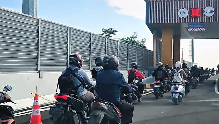 Lebih dari 300 pengendara sepeda motor melintasi ruas Tol Cibitung-Tanjung Priok dari arah Bekasi ke Jakarta. Foto: Tangkapan Layar Video.