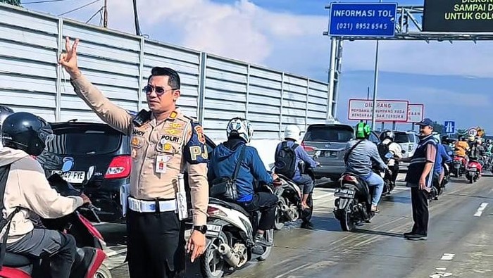 Lebih dari 300 pengendara sepeda motor melintasi ruas Tol Cibitung-Tanjung Priok dari arah Bekasi ke Jakarta. Foto: Tangkapan Layar Video.