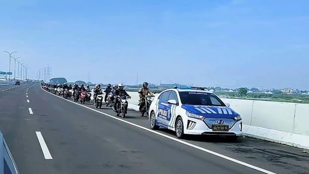 Lebih dari 300 pengendara sepeda motor melintasi ruas Tol Cibitung-Tanjung Priok dari arah Bekasi ke Jakarta. Foto: Tangkapan Layar Video.