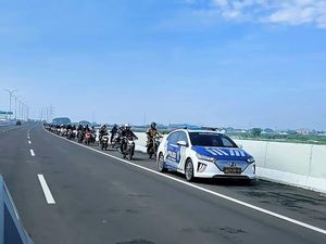 Diskresi Kemanusiaan, Polantas Kawal Ratusan Pemotor Masuk Tol karena Banjir Bekasi