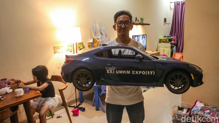 Melihat Pembuatan Miniatur Mobil di Kelapa Gading Bengkel miniatur rumahan Imajinari Auto di Kelapa Gading, Jakarta, telah memproduksi miniatur sejak pandemi Covid-19. Yuk lihat prosesnya.