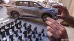 Melihat Pembuatan Miniatur Mobil di Kelapa Gading