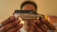 Usaha yang ia bangun ini merupakan bakat yang dipunya sejak kecil yaitu menggambar, kala itu ia bertanya-tanya apakah ada pekerjaan yang sesuai dengan bakatnya yaitu menggambar mobil.