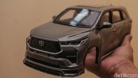 Usai mempelajari semua itu ia lantas bekerja di perusahaan otomotif sebagai styling designer dan turut membantu membuat beberapa desain mobil yang kini berada di jalan.