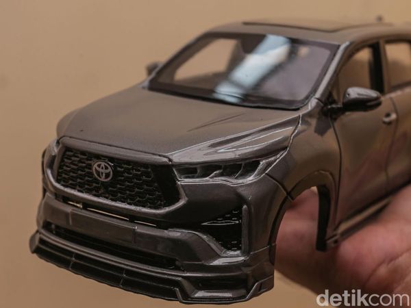 Melihat Pembuatan Miniatur Mobil di Kelapa Gading