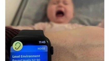 Menjaga bayi yang sedang rewel dan tidak mau berhenti menangis. Jadi panik sendiri. Foto: Loving Mommyhood via Bored Panda