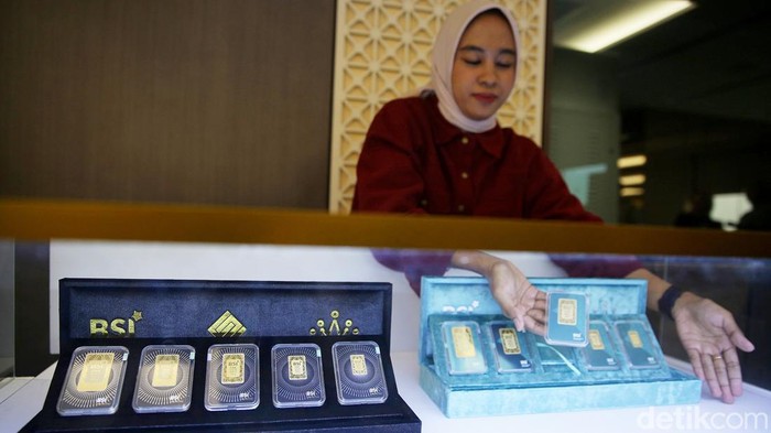 Direktur Utama BSI Hery Gunardi (kiri) didampingi Direktur Sales dan Distribution Anton Sukarna (tengah) melakukan transaksi pembelian emas melalui BSI ATM Emas Syariah di Gedung BSI, Jakarta, Rabu (5/3/2025). Bank Emas menjadi new game changer bagi BSI untuk mengelola dan mengoptimalkan ekosistem dan bisnis emas guna mendorong pertumbuhan ekonomi nasional sesuai asta cita pemerintah.