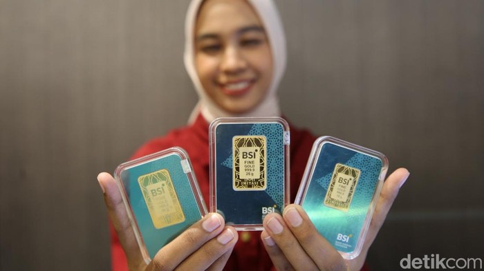 Direktur Utama BSI Hery Gunardi (kiri) didampingi Direktur Sales dan Distribution Anton Sukarna (tengah) melakukan transaksi pembelian emas melalui BSI ATM Emas Syariah di Gedung BSI, Jakarta, Rabu (5/3/2025). Bank Emas menjadi new game changer bagi BSI untuk mengelola dan mengoptimalkan ekosistem dan bisnis emas guna mendorong pertumbuhan ekonomi nasional sesuai asta cita pemerintah.