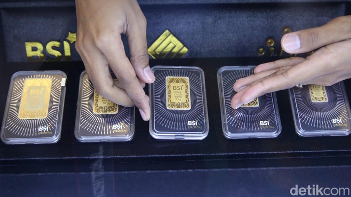 Direktur Utama BSI Hery Gunardi (kiri) didampingi Direktur Sales dan Distribution Anton Sukarna (tengah) melakukan transaksi pembelian emas melalui BSI ATM Emas Syariah di Gedung BSI, Jakarta, Rabu (5/3/2025). Bank Emas menjadi new game changer bagi BSI untuk mengelola dan mengoptimalkan ekosistem dan bisnis emas guna mendorong pertumbuhan ekonomi nasional sesuai asta cita pemerintah.