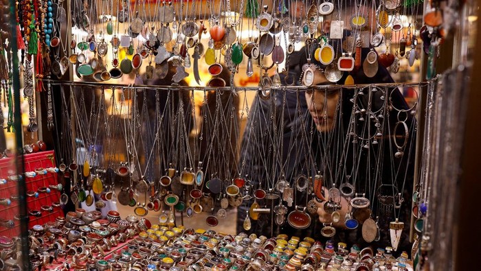 Mengintip Pembuatan Suvenir Batu Najaf yang Diminati Saat Ramadan An Iranian woman gazes at the gems for sale in a shop in the Iraqi city of Najaf , Iraq, February 25, 2025.Among the most sought-after souvenirs from the city are precious stones and rings, particularly the revered