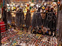 Mengintip Pembuatan Suvenir Batu Najaf yang Diminati Saat Ramadan