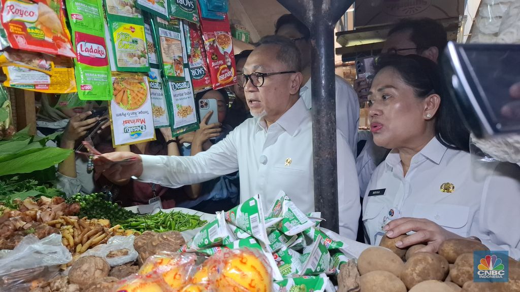 Menko Pangan, Menteri Perdagangan, dan Kepala Bapanas Meninjau Harga Pangan dan Sembako di Pasar Johar Baru, Jakarta Pusat, Rabu (4/3/2025). (CNBC Indonesia/Chandra Dwi)