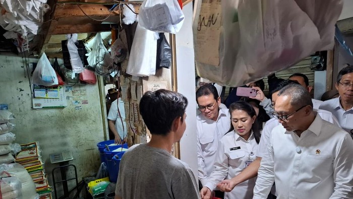 Menko Pangan Zulkifli Hasan Tinjau Harga Bapok di Pasar Johor Baru.