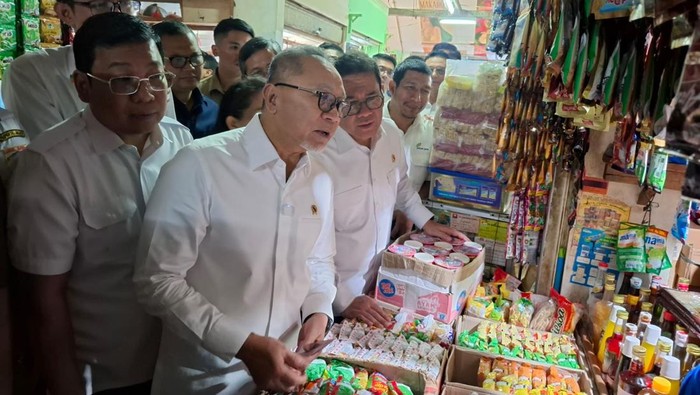 Menko Pangan Zulkifli Hasan Tinjau Harga Bapok di Pasar Johor Baru.
