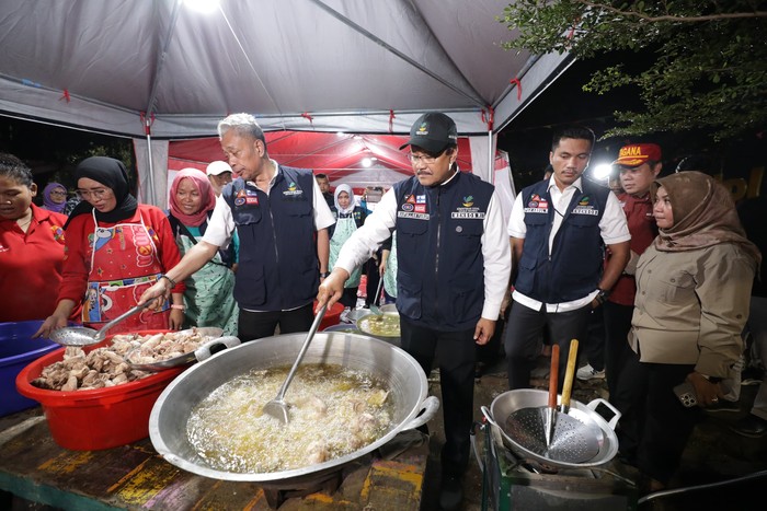 Mensos dan Wamensos Ikut Siapkan Sahur
