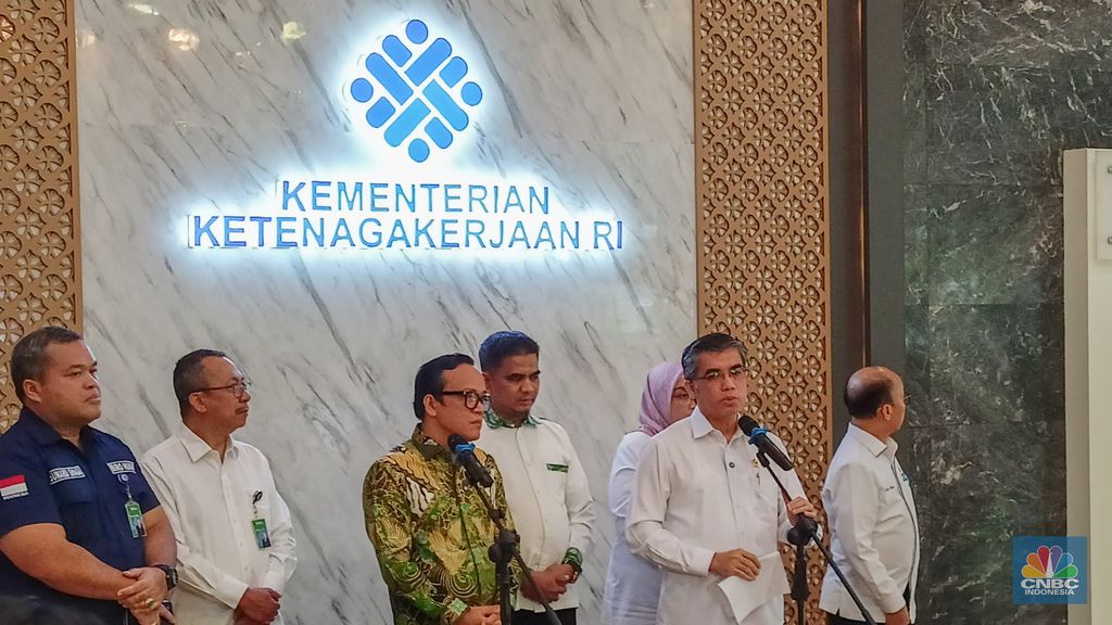 Menteri Ketenagakerjaan Yassierli memberikan keterangan kepada awak media di Kantor Kementerian Ketenagakerjaan, Jakarta, Rabu (5/3/2025). (CNBC Indonesia/Ferry Sandi)