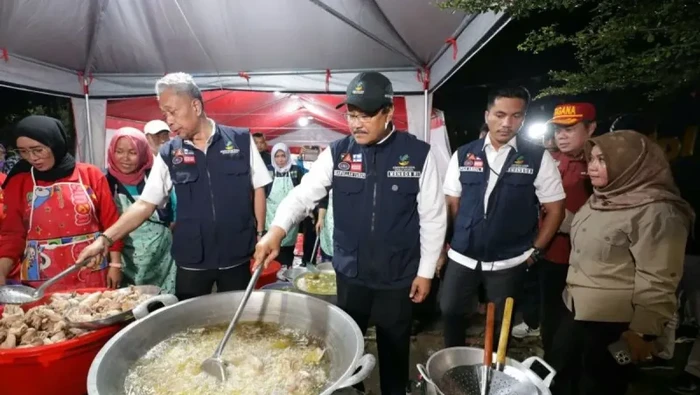 Menteri Sosial Saifullah Yusuf bersama Wakil Menteri Sosial Agus Jabo Priyono turun langsung bahkan ikut menyiapkan sahur bagi para korban banjir di dapur umum Kantor Kelurahan Jatiasih, Kota Bekasi, Provinsi Jawa Barat pada Selasa malam (4/3/2025). (ANTARA/HO-Biro Humas Kemensos)