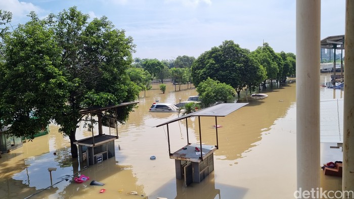 Mobil dan motor masih terendam banjir di Mal Mega Bekasi. Seorang pemilik mobil yang terpakir di lokasi mengaku tahu insiden itu dari media sosial. (Taufiq S/detikcom)