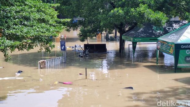 Mobil dan motor masih terendam banjir di Mal Mega Bekasi. Seorang pemilik mobil yang terpakir di lokasi mengaku tahu insiden itu dari media sosial. (Taufiq S/detikcom)