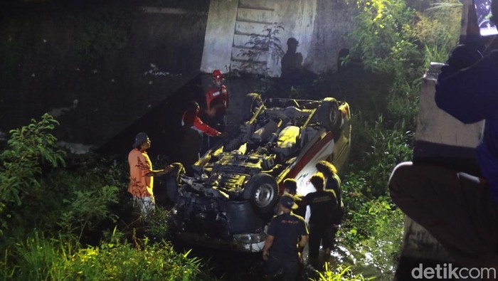 Mobil paket terjun ke dasar sabo dam di Bronggang, Argomulyo, Cangkringan, Sleman, Rabu (5/3/2025)