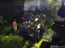 Mobil Paket Terjun ke Dam Sungai Gendol Sleman, 2 Orang Dilarikan ke RS