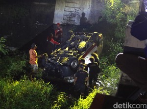Mobil Paket Terjun ke Dam Sungai Gendol Sleman, 2 Orang Dilarikan ke RS