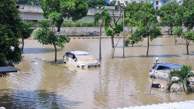 Tatapan Pasrah Pemilik Mobil yang Terendam Banjir di Mal Mega Bekasi