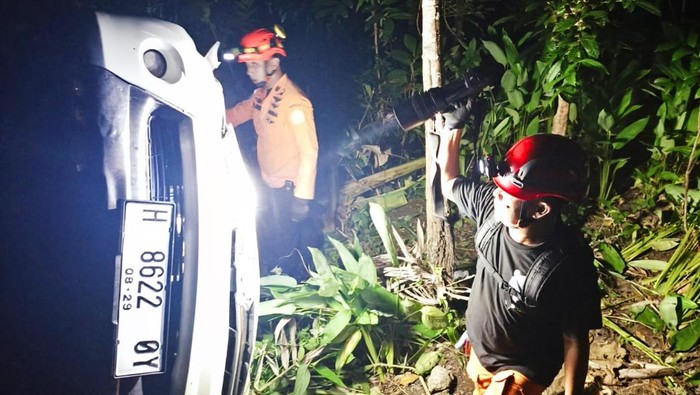 Mobil yang tidak kuat menanjak dan masuk jurang di Jalan Pereng-Pendul, Argorejo, Sedayu, Bantul.