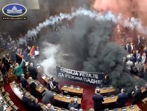 Parah! Anggota Parlemen Serbia Lempar Granat Asap di Ruang Sidang