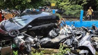 Pascabanjir pada (4/3) warga terdampak banjir luapan Kali Bekasi membersihkan lumpur yang masuk ke rumah dan akses jalan sudah bisa dilalui kendaraan bermotor.  