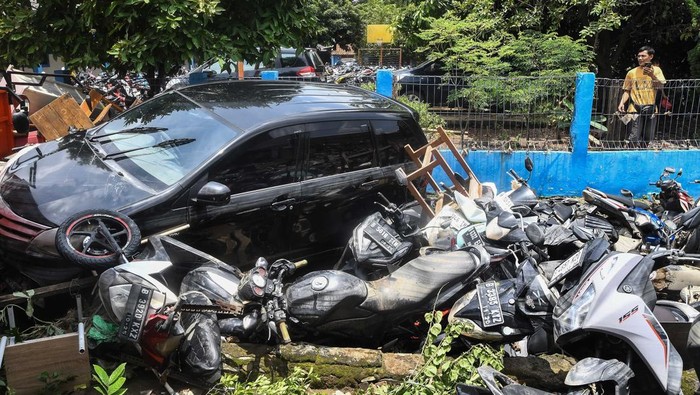 Motor-motor Ini Jadi Korban Banjir di Bekasi Warga mengamati mobil dan motor yang terdampak banjir luapan Kali Bekasi di Sekolah Permata Sakti di Perumahan Pondok Gede Permai (PGP), Jatirasa, Bekasi, Jawa Barat, Rabu (5/3/2025). Pascabanjir pada (4/3) warga terdampak banjir luapan Kali Bekasi membersihkan lumpur yang masuk ke rumah dan akses jalan sudah bisa dilalui kendaraan bermotor. ANTARA FOTO/Fakhri Hermansyah/foc.