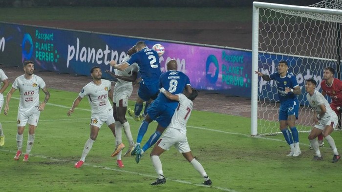 Nick Kuipers saat menyundul bola ke gawang Persik Kediri.