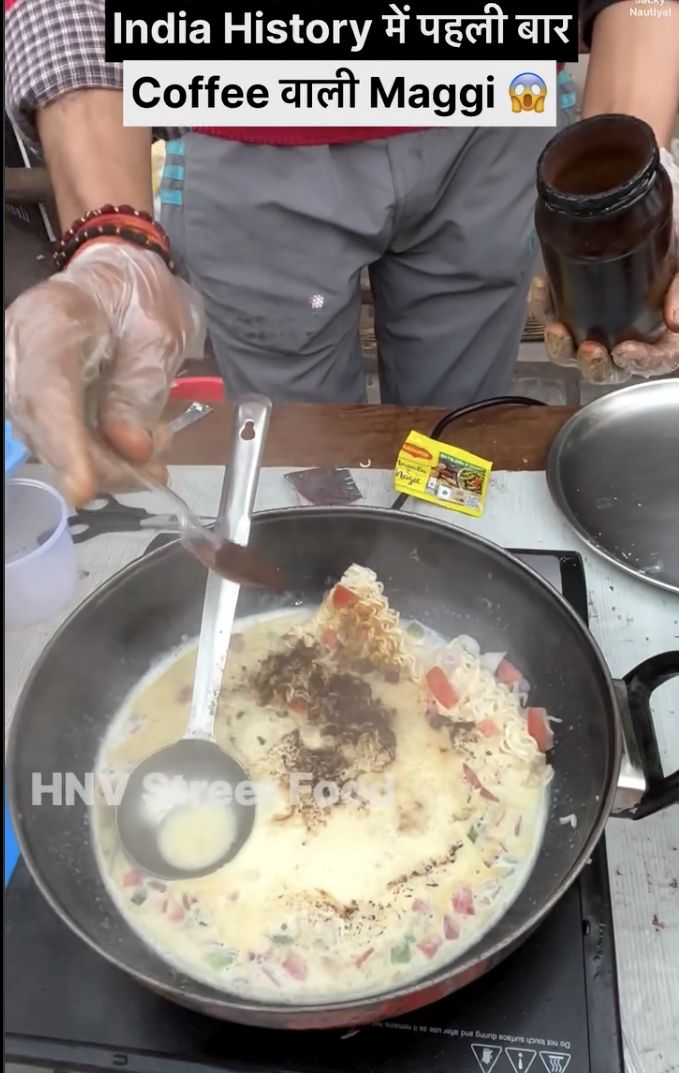 Nyeleneh! Kreasi Teh Topping Mie Instan Ini Panen Hujatan