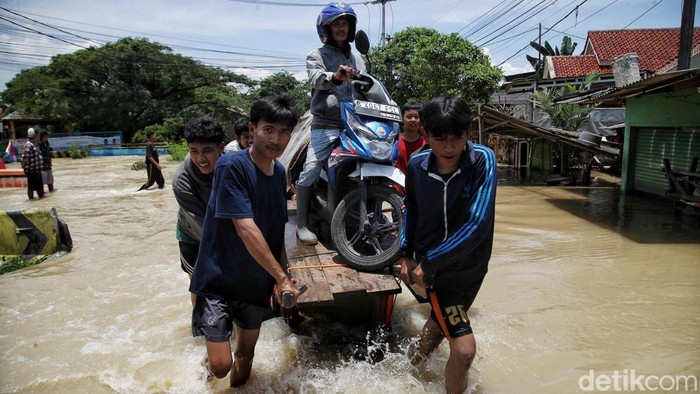 Ojek Gerobak Laris Manis di Tengah Banjir Jalan Gabus Raya Bekasi Jalan Gabus Raya di Desa Srijaya, Tambun Utara, Kabupaten Bekasi, Jabar, lumpuh akibat banjir, Rabu (5/3/2025). Jasa ojek gerobak pun laris manis.