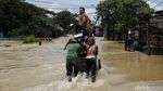 Ojek Gerobak Laris Manis di Tengah Banjir Jalan Gabus Raya Bekasi