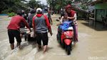 Ojek Gerobak Laris Manis di Tengah Banjir Jalan Gabus Raya Bekasi