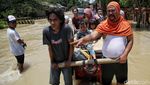 Ojek Gerobak Laris Manis di Tengah Banjir Jalan Gabus Raya Bekasi