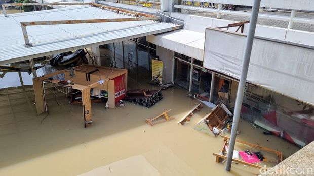 Pagi ini (5/3), genangan air banjir masih terlihat di bagian parkir sisi utara Mega Mall Bekasi. Foto: Taufiq/detikcom