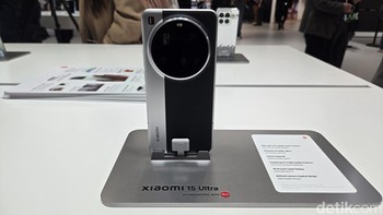 Yang unik lainnya juga ada Xiaomi 15 Ultra dengan warna silver chrome dengan nuansa kamera Leica klasik. Foto: Fitraya Ramadhanny/detikcom