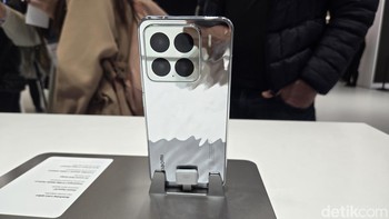 Ada Xiaomi 15 warna Liquid Silver yang unik. Ada tekstur bergelombang dan berkilau yang unik. Foto: Fitraya Ramadhanny/detikcom